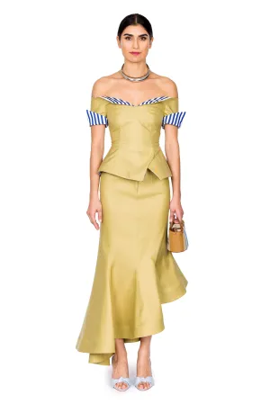 Betty Drape Her Top