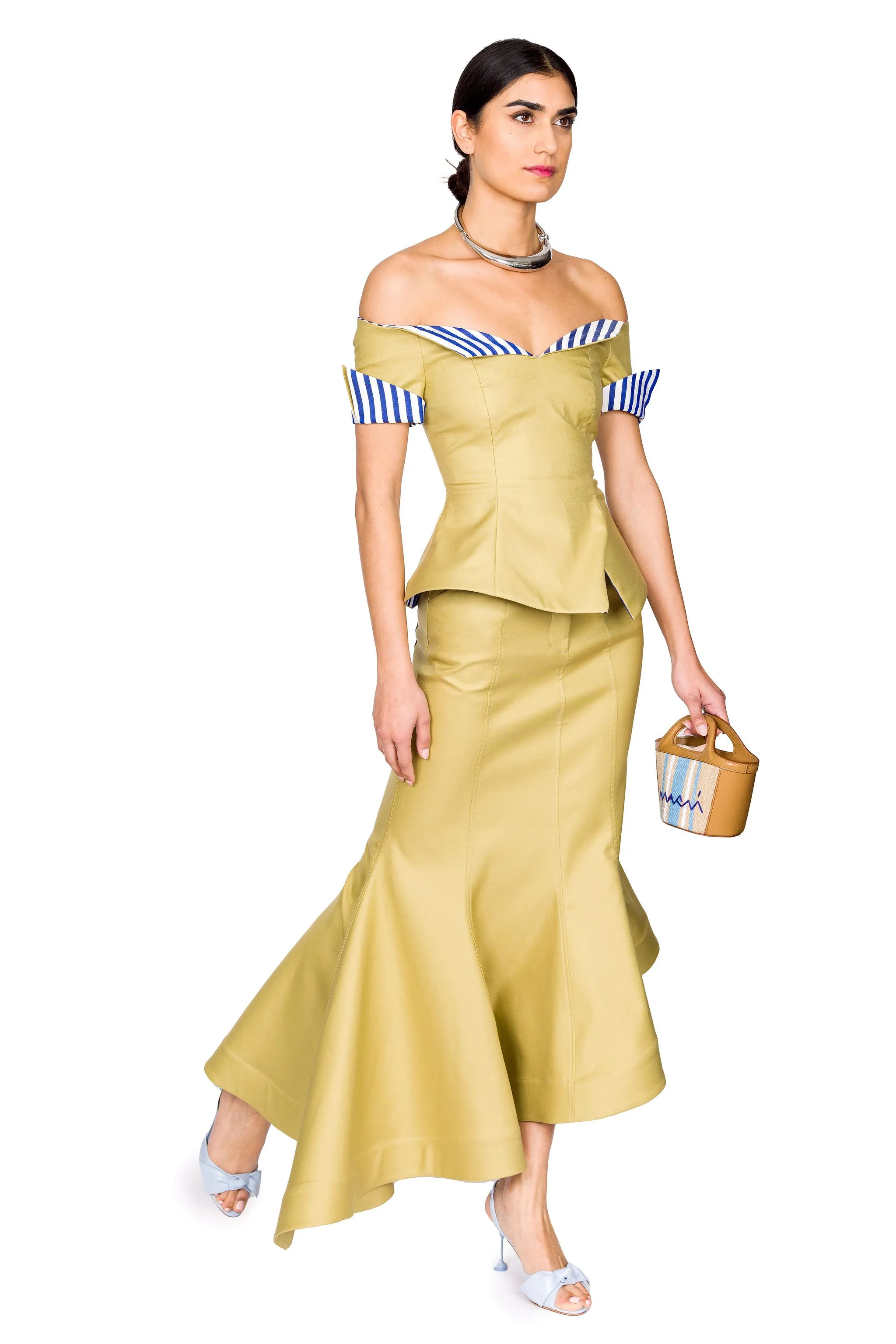 Betty Drape Her Top