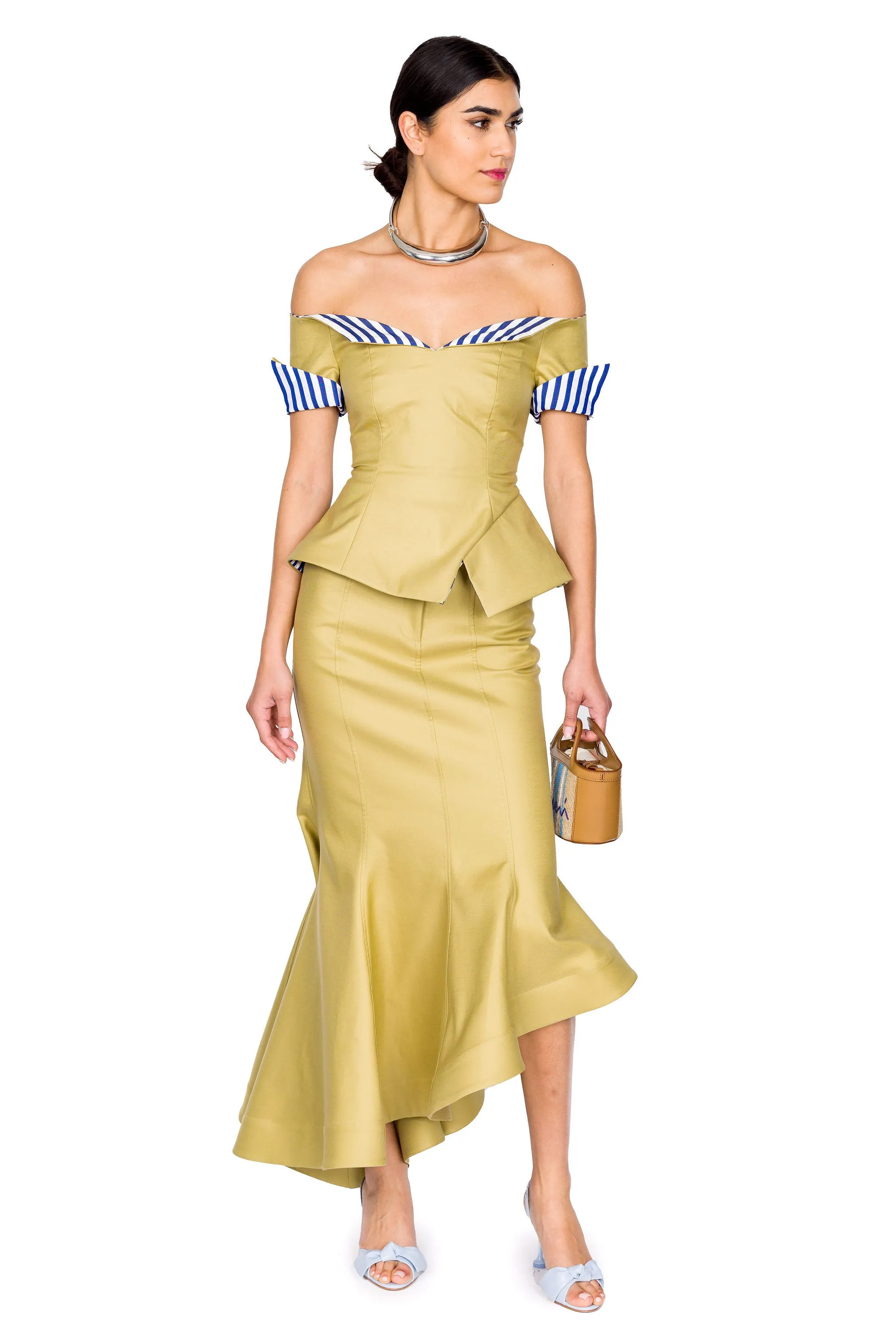 Betty Drape Her Top