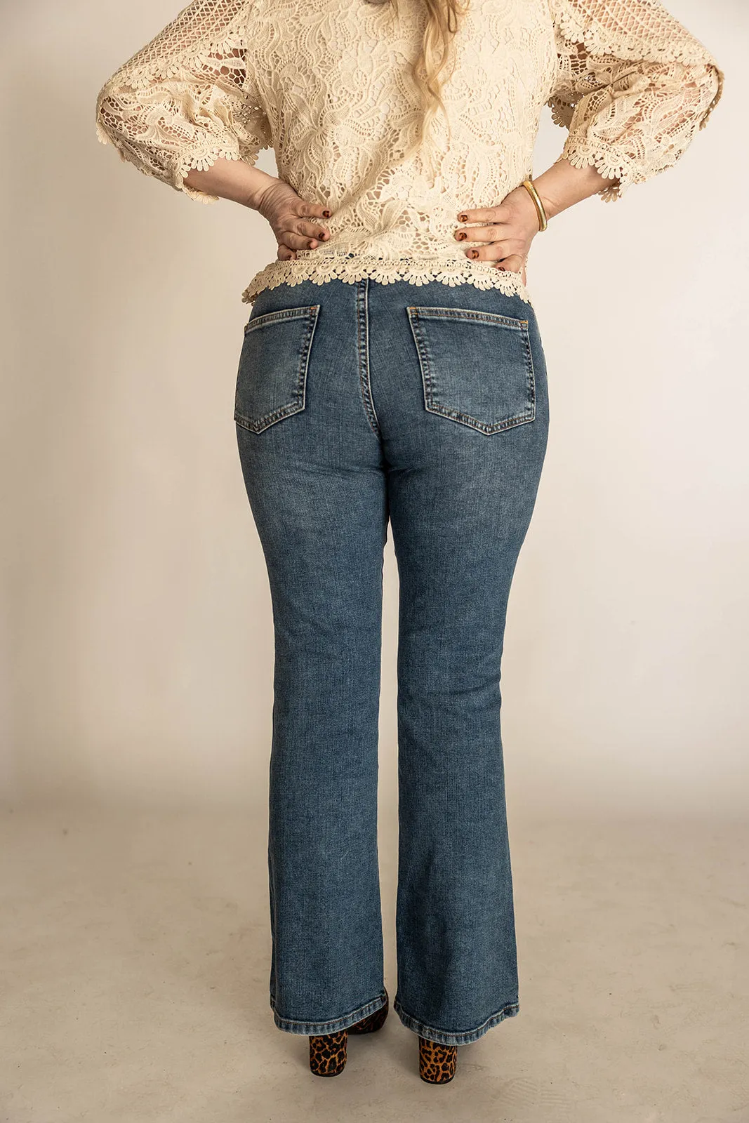 bradly mid rise flare jeans in sky