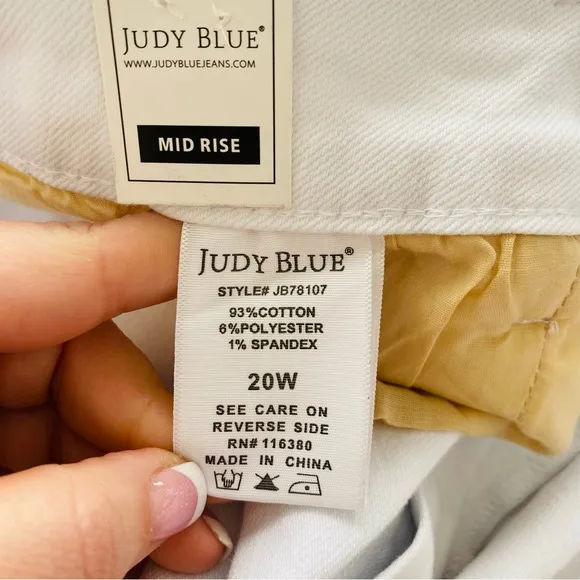PLUS Judy Blue NWT Style 78107 Crisp White Skinny Fit Mid Rise Crop Capri Sz 20W