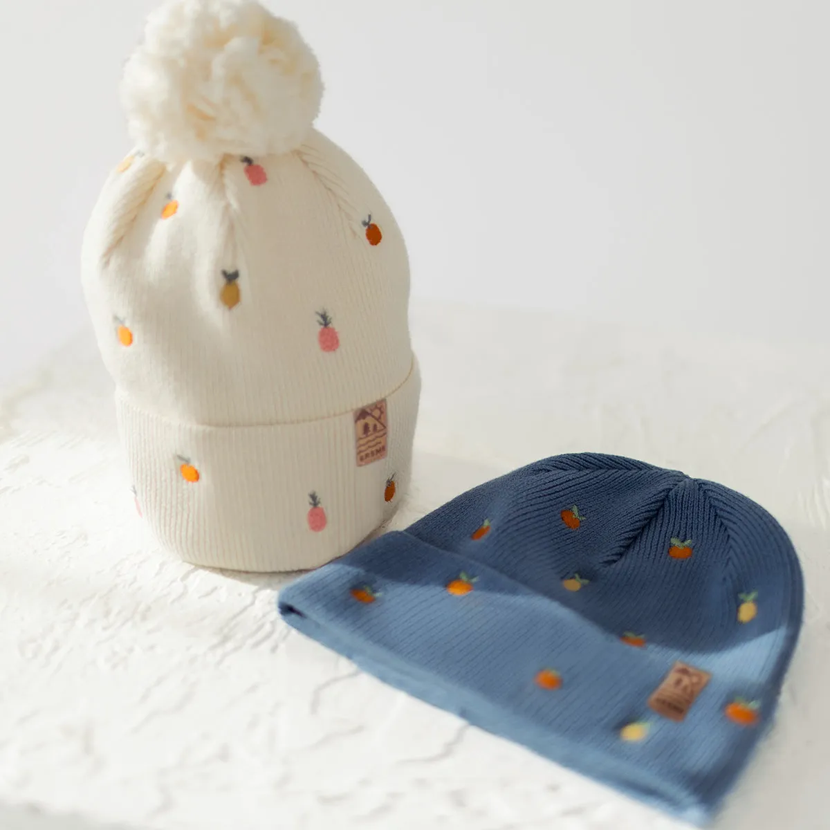 Tuque bleue en tricot avec broderies fruitées, enfant || Blue knit beanie with fruity embroidery, child